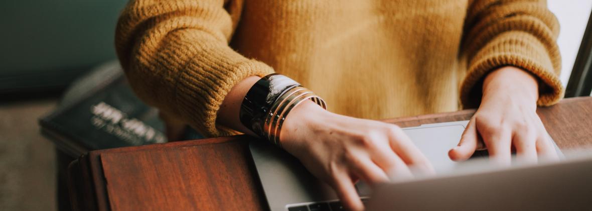 Vrouw bij laptop