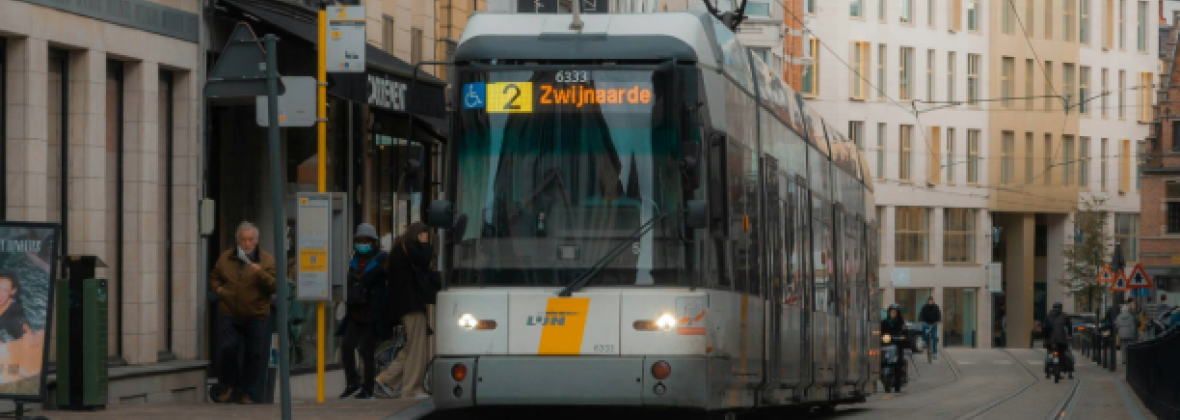 Tram rijdt op tramspoor